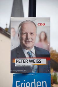 Hier lächeln sie noch von den Wahlplakaten, kommenden Dienstag können Bürger sie mit ihren Fragen löchern: die Bundestagskandidaten der sechs großen Parteien.  Foto: Braun
