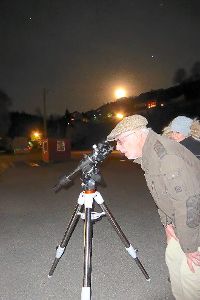 Auf dem Halbmeiler Festplatz konnten die Teilnehmer, wie ein Kirnbacher auf dem Bild, durch ein Teleskop schauen.   Foto: Dorn