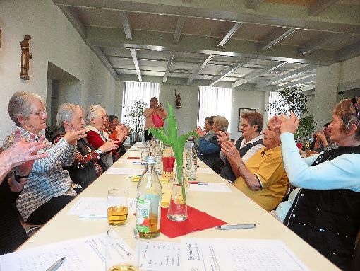 Birgit Kaufmann (im Hintergrund) zeigte Fingerspiele, die die Konzentration stärken und auch gut zu Hause gemacht werden können.  Foto: Fink