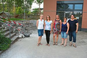 Fünf Mütter stehen vor dem unfertigen Anbau der Kindertagesstätte Wallburg. Die dortige Baustelle, die kein Ende nehmen will, bereitet ihnen keine Freude.  Foto: Masson