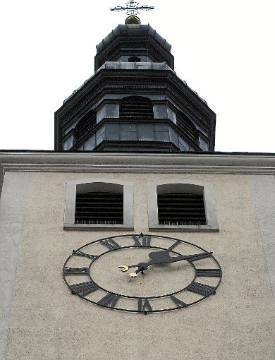 Die Gemeinde hat bei der Uhr der katholischen Kirche Handlungsbedarf ausgemacht.   Foto: Baublies