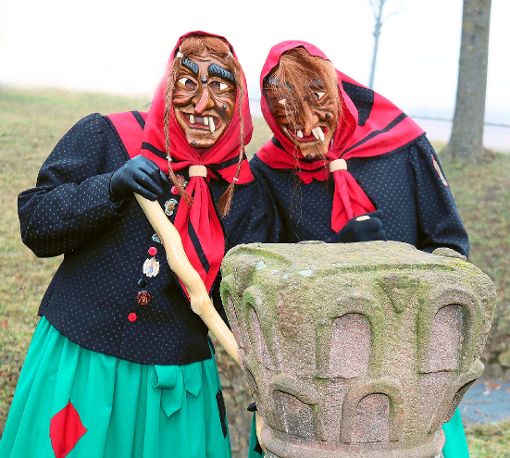 Die Hähnlefedlhexen an historischer Stätte, dem Hähnlebrunnen. Die Zunft trägt ein alemannisches Häs in den Farben Schwarz, Rot und Grün. Die Masken werden noch immer in Handarbeit gefertigt.  Foto: Birkle