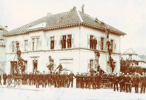 Die Ichenheimer Feuerwehr – das Foto entstand vor 1900 – in, auf und vor dem Rathaus  Foto: Jubiläumsbuch 950 Jahre Ichenheim