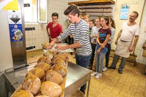 Fachkundiger Blick:  Bäckermeister  Heinrich Schulz zeigte sich zufrieden mit den Backkünsten der Konfirmanden. Foto: Decoux-Kone Foto: Lahrer Zeitung