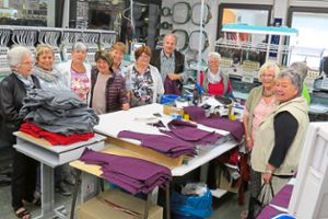Produktionsleiter Manfred Rose von Fischerkleidung gibt interessierten Frauen einen Einblick in die Kleiderfabrik. Foto: Fischer