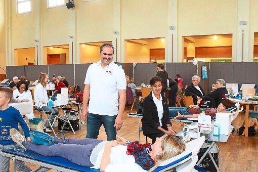 DRK-Vorstand Klaus Kinast und das große Team des Haslacher Ortsverbands nehmen sich viel Zeit für die Blutspender.  Foto: Störr