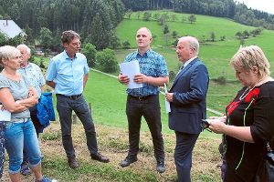 Die CDU-Bundestagsabgeordneten Kordula Kovac und Peter Weiß (von rechts) informierten sich bei Markus Schwendemann und Bürgermeister Thomas Schneider über den Stand des Fischerbacher Weidezaunprojekts.  Foto: Störr