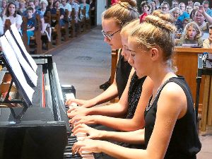 Mit ihrem sechshändigen Klavierspiel gaben Fiona Dorn, Hannah Jehle und Lena Rapp ein fulminantes Finale des Konzerts.  Foto: Dorn
