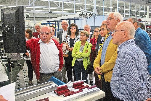 Seniorchef Karlheinz Beck (links) informierte die Besucher beim Rundgang über zahlreiche Themen, beispielsweise die Produktionsprozesse beim Glas- und Metallbauer Hewe.  Foto: Mühl