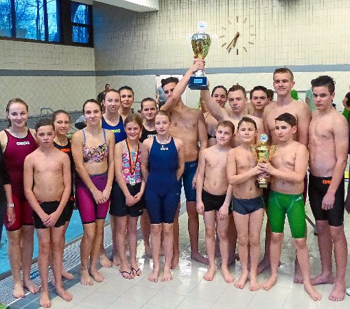 Da ist der Pokal! Die Lahrer Schwimmer feiern ihren Teamsieg in Granzach.   Foto: Verein