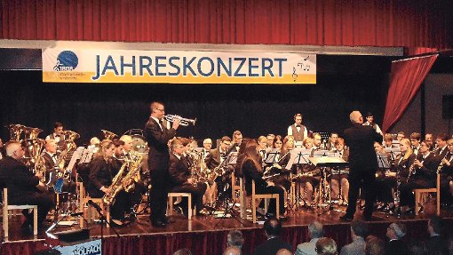 Gutes Zusammenspiel: Während Joachim Riester dirigiert, unterstützt Profi Raphael Schafheutle an der Trompete.  Foto: Schrader Foto: Schwarzwälder-Bote