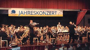 Gutes Zusammenspiel: Während Joachim Riester dirigiert, unterstützt Profi Raphael Schafheutle an der Trompete.  Foto: Schrader Foto: Schwarzwälder-Bote