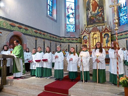 Acht neue Ministranten übernehmen in Reichenbach künftig liturgische Dienste   Foto: Vögele