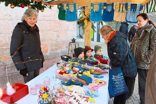 Buntes Treiben auf dem ersten Fischerbacher Weihnachtsmarkt: Der Erlös kommt in Teilen der Arbeit von Schwester Arimathäa zugute, wie hier am Stand der Frauengemeinschaft. Foto: Störr