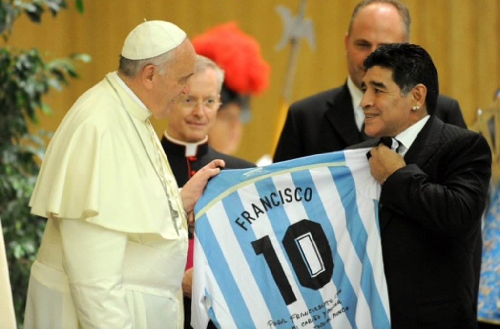 Vor dem Spiel für den Frieden wurden die Stars bei einer Audienz von Papst Franziskus (links, mit Fußball-Legende Diego Armando Maradona) empfangen.