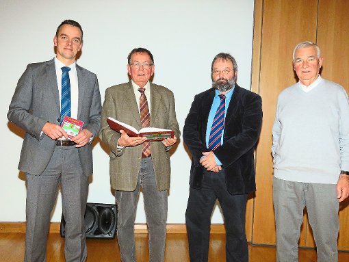 Bürgermeister Erik Weide (von links), dankte dem Autor Ekkehard Klem, Verleger Tom Jacob und Josef Sailer, der für die digitale Foto-Bearbeitung verantwortlich war.  Foto: Bohnert-Seidel