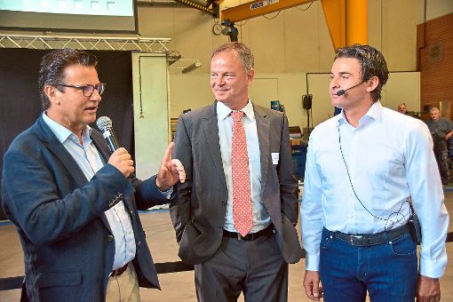 Beim Besuch der Firma Neumaier Industry diskutierten Minister Peter Hauk (von links) und Landrat Frank Scherer mit Geschäftsführer Bernd Neumaier unter anderem über die digitale Infrastruktur.  Foto: Achnitz
