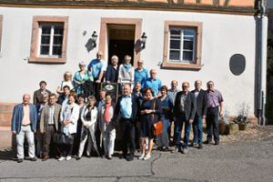 Gruppenfoto vor einem langen Tag mit vielfältigem Programm: die Ortsvorsteher des Regierungsbezirks Freiburg vor dem Münch­weierer Gasthaus Sonne  Foto: Kroll