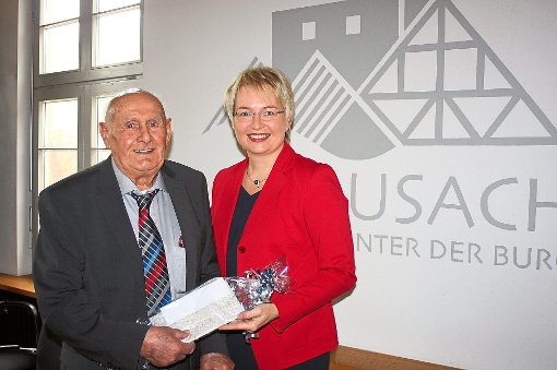 Helmut Selter bekommt zum 90. Geburtstag ein Präsent von Ulrike Lambart, Geschäftsführerin der Lahrer Zeitung, zu der der Schwarzwälder-Bote Kinzigtal gehört. Foto: Agüera