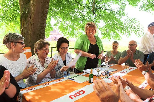 Annerose Mattmüller (stehend), die Vorsitzende der CDU Kippenheim, begrüßte die Landtagsabgeordnete Marion Gentges (links neben ihr) auf der Haselstaude.  Foto: Decoux-Kone Foto: Lahrer Zeitung