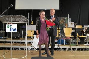 Schulleiter Herbert Huber verabschiedete seine Kollegin Luise Teubner in den Ruhestand.  Foto: Schule Foto: Lahrer Zeitung