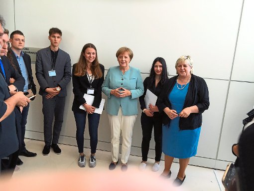 Am letzten Tag in Berlin hatte Nadja Brucker (Mitte) das Glück mit Kordula Kovac die Bundeskanzlerin zu treffen. Foto: Borkenhagen