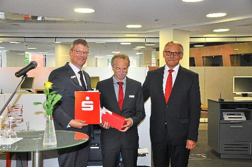 Bernd Jacobs (links) und Klaus Minarsch (rechts) verabschiedeten Hans-Jürgen Brüstle mit einigen Geschenken.   Foto: Kleinberger