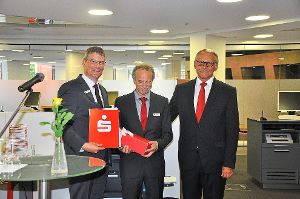 Bernd Jacobs (links) und Klaus Minarsch (rechts) verabschiedeten Hans-Jürgen Brüstle mit einigen Geschenken.   Foto: Kleinberger