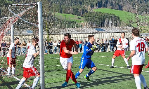Defensiv schon eine feste Größe im SC-Team – Nachwuchsspieler Timo Kinast im roten Dress  Foto: Bauer
