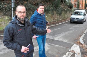 Frank Himmelsbach (links) und Ulf Schmidt zeigen hier eine Stelle, an der die Altvaterstraße zum Nadelöhr wird. Die Bürgerinitiative wird auch von Renate Benz vertreten, die auf diesem Foto fehlt.   Foto: Schabel