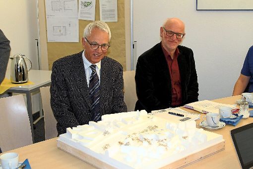 Finanzamtsleiter Klaus Thomas Teufel (links) und Michael Franz, Hauptsachgebietsleiter Einkommenssteuer   Foto: Achnitz