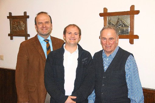 Bürgermeister Alexander Schröder (von links) gratulierte dem neuen Vorsitzenden Dominik Heitzmann und dankte dessen Vorgänger Hermann Vogel für seine Arbeit.  Foto: Lehmann