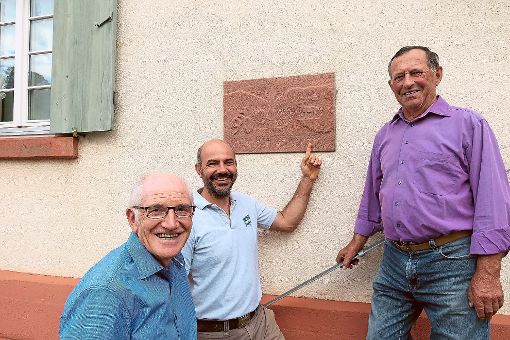 Albrecht Stuber (von links), Frank Rothbächer und Josef Eisenbeis freuen sich über den Standort des Reliefs.   Foto: cbs