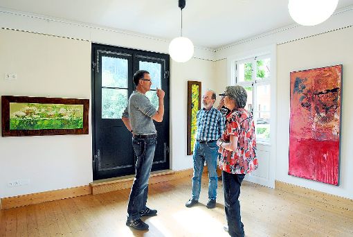 Pirmin Wilhelm (links) im Gespräch mit Besuchern seiner Ausstellung   Foto: Baublies
