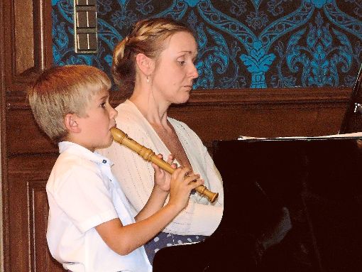 Musikschulleiterin Kathrin Krichel am Klavier spielt gemeinsam mit ihrem Blockflötenschüler Julius Uhl das Auftaktstück beim Sommerkonzert in Wolfachs Blauen Salon.   Foto: Schrader