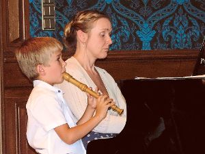 Musikschulleiterin Kathrin Krichel am Klavier spielt gemeinsam mit ihrem Blockflötenschüler Julius Uhl das Auftaktstück beim Sommerkonzert in Wolfachs Blauen Salon.   Foto: Schrader