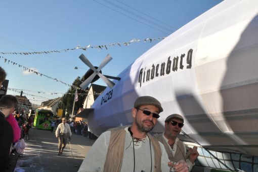 Der Bauwagetreff Münchweier trat mit dem berühmten Luftschiff Hindenburg zum Last Flight an.  Foto: Göpfert