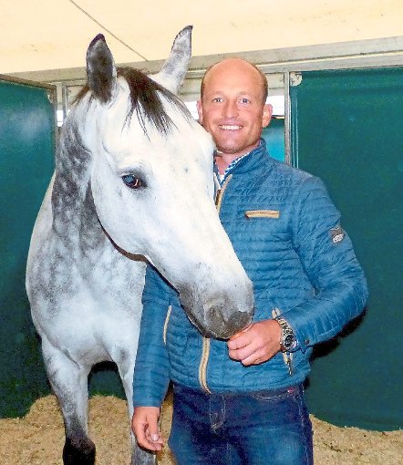 Michael Jung mit einem seiner sechs Pferde, mit denen er am Turnier in ichenheim teilgenommen hat.  Foto: Fink Foto: Schwarzwälder-Bote