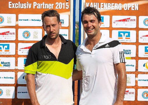 Stefan Kiesenhofer (links) und Sieger  Ilija Martinoski  beim Siegerbild – ein wenig    gezeichnet  von der Hitzeschlacht.  Foto: Mutz Foto: Schwarzwälder-Bote