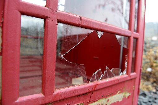 Ein als Hexe verkleideter Jugendlicher hat am Samstagmorgen eine Fensterscheibe an einem Gebäude in der Straße Schloßplatz eingeschlagen. (Symbolfoto) Foto: Hopp