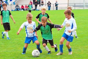 Die Spiele des Turniers im Bergdorf waren oft eng und umkämpft, auch beim F-Jugend-Spiel von Schweighausen (grüne Trikots) gegen Seelbach.  Foto: Axel Dach
