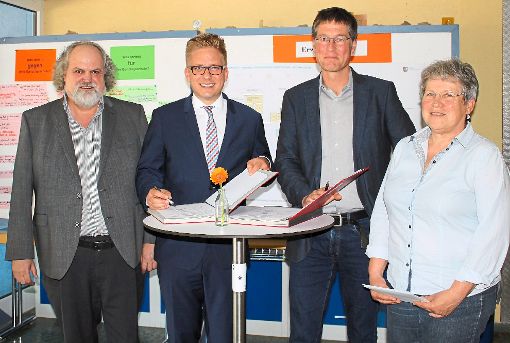 Bei der Vertragsunterzeichnung (von links): Karl-Heinz Debacher, Kai-Achim Klare, Jochen Paleit und Maria Gut  Foto: mut