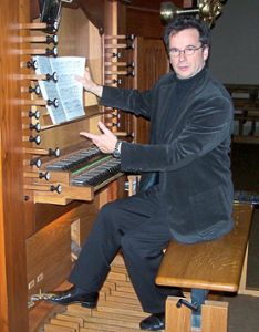 Improvisationen zu Bach: Neben Martin Groß an der Orgel bringen Franz Schüssele und Herbert Paul Wieber auch Schalmeien, Krummhörner und mehr zum Einsatz.   Foto: Archiv