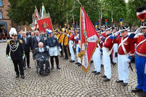 Bürgerwehren auch aus dem Kinzigtal standen für Wolfgang Schäuble zum 75. Geburtstag Spalier, rechts im Bild eine Gruppe aus Wolfach.  Foto: Braun