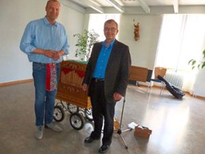 Bürgermeister Jochen Fischer (links) unterhielt den Vereinsvorsitzenden Heinz Walter und seine Gäste beim Generationentreff unter anderem mit seiner Drehorgel.  Foto: Fink
