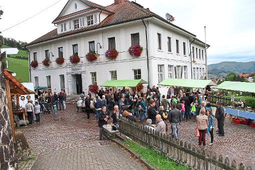 Die Märkte vor dem Rathaus sind ein vertrautes Bild in Welschensteinach geworden. Der Dorfladen selbst zieht ins ehemalige Rathaus ein. Archivfoto: Dorfladen-Team Foto: Schwarzwälder-Bote