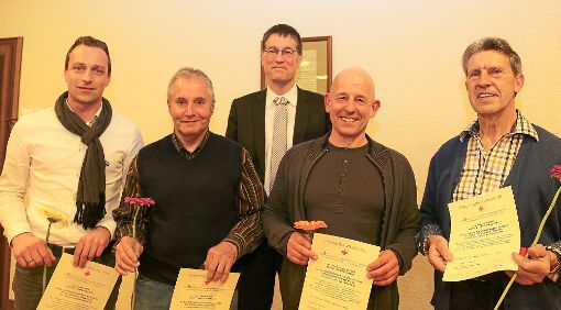 Bürgermeister Jochen Paleit (Mitte) ehrte die Blutspender Martin Dea (50 Spenden, von links), Ewald Huck (50), Hans-Jürgen Wieber (50) und Ulrich Nufer (25).   Foto: Decoux-Kone
