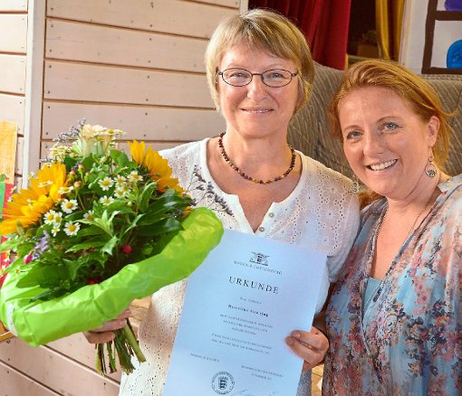 Schulleiterin Susanne Junker verabschiedete Roswitha Gehring (links) in den Ruhestand.   Foto: Axel Dach Foto: Lahrer Zeitung