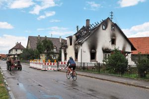 Nur noch eine Ruine: Das ausgebrannte Haus in Kappel ist einsturzgefährdet, weshalb die Rheinstraße derzeit lediglich einseitig befahrbar ist.  Foto: Kroll