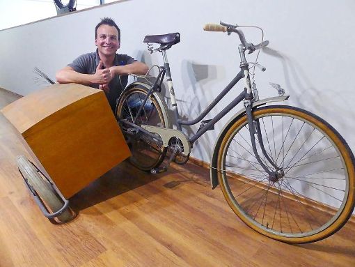 Manuel Kaletta mit einem Union-Star-Damenrad, die Frontlampe (ehemals Schiele-Fabrikat) wurde bereits vermessen um einen neuen Lieferant nahe am Original-Design zu finden.  Foto: Dorn